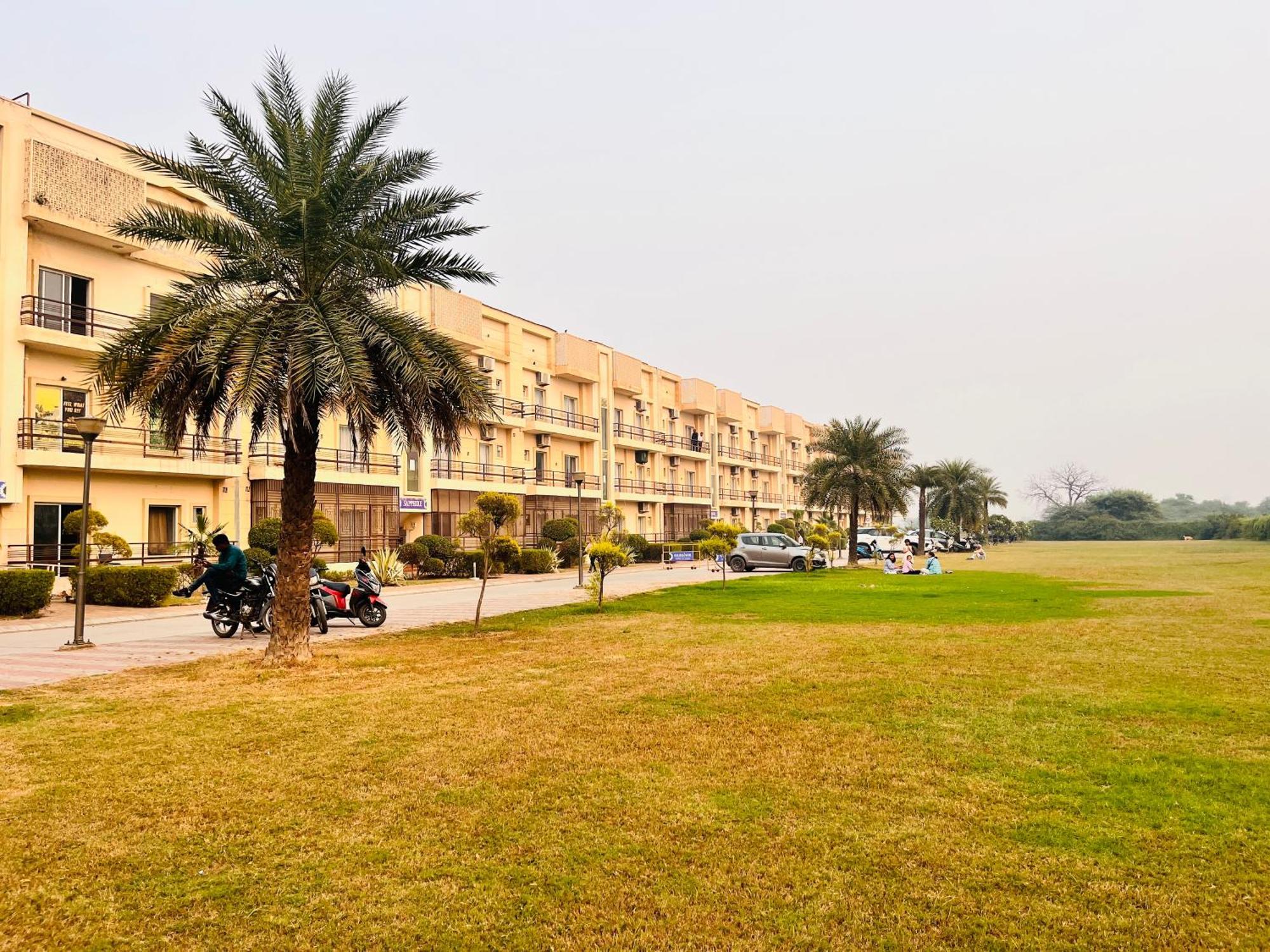 Pearl Grand Boutique Cottage In Omaxe Anandam Vrindavan - #Premium Ac Rooms With Balcony #Big Parking #Lift #Garden #Peaceful Area #Near Prem Mandir #Property Of The Year #Most Awarded Vrindāvan Exterior foto