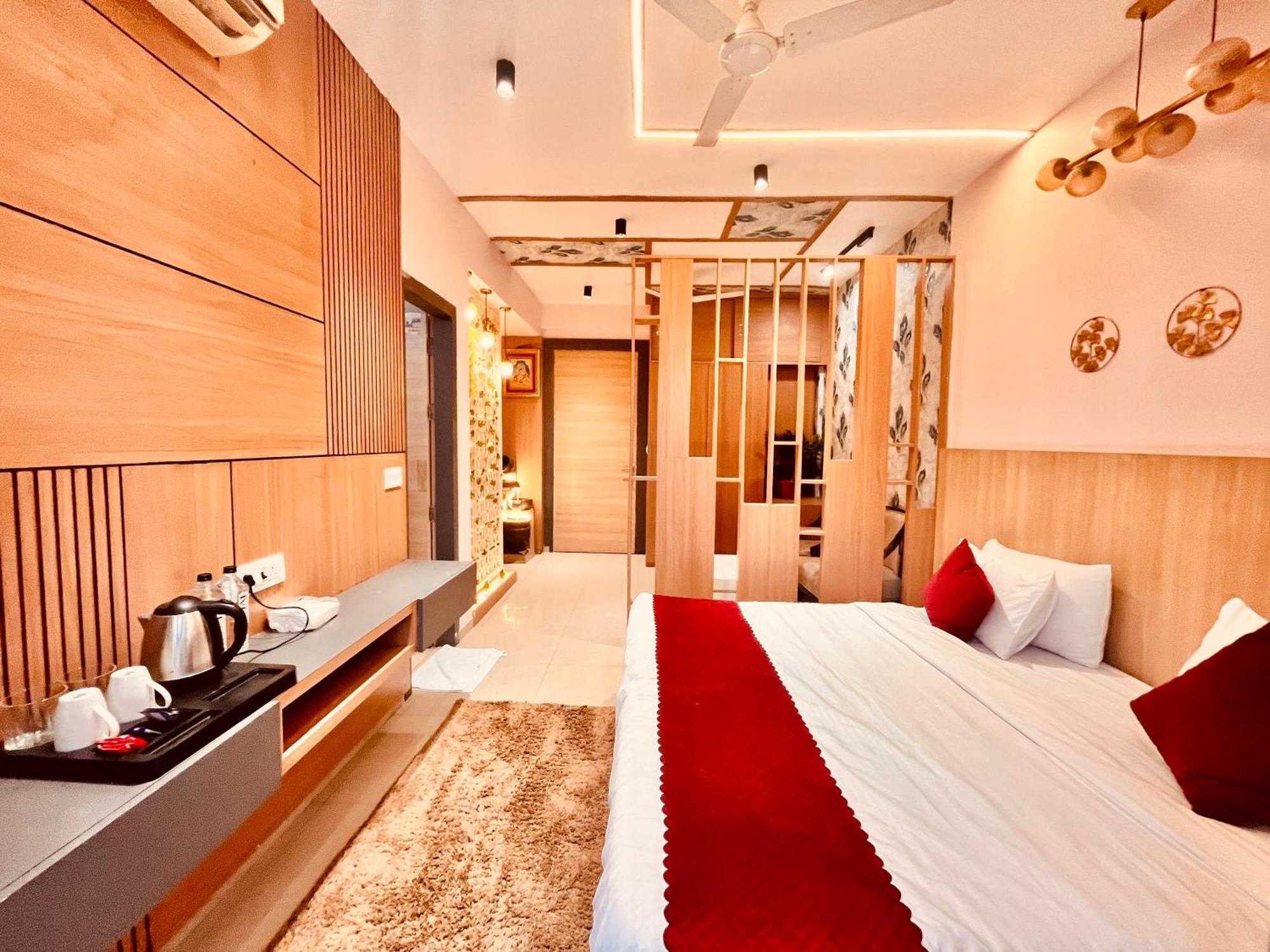 Pearl Grand Boutique Cottage In Omaxe Anandam Vrindavan - #Premium Ac Rooms With Balcony #Big Parking #Lift #Garden #Peaceful Area #Near Prem Mandir #Property Of The Year #Most Awarded Vrindāvan Exterior foto