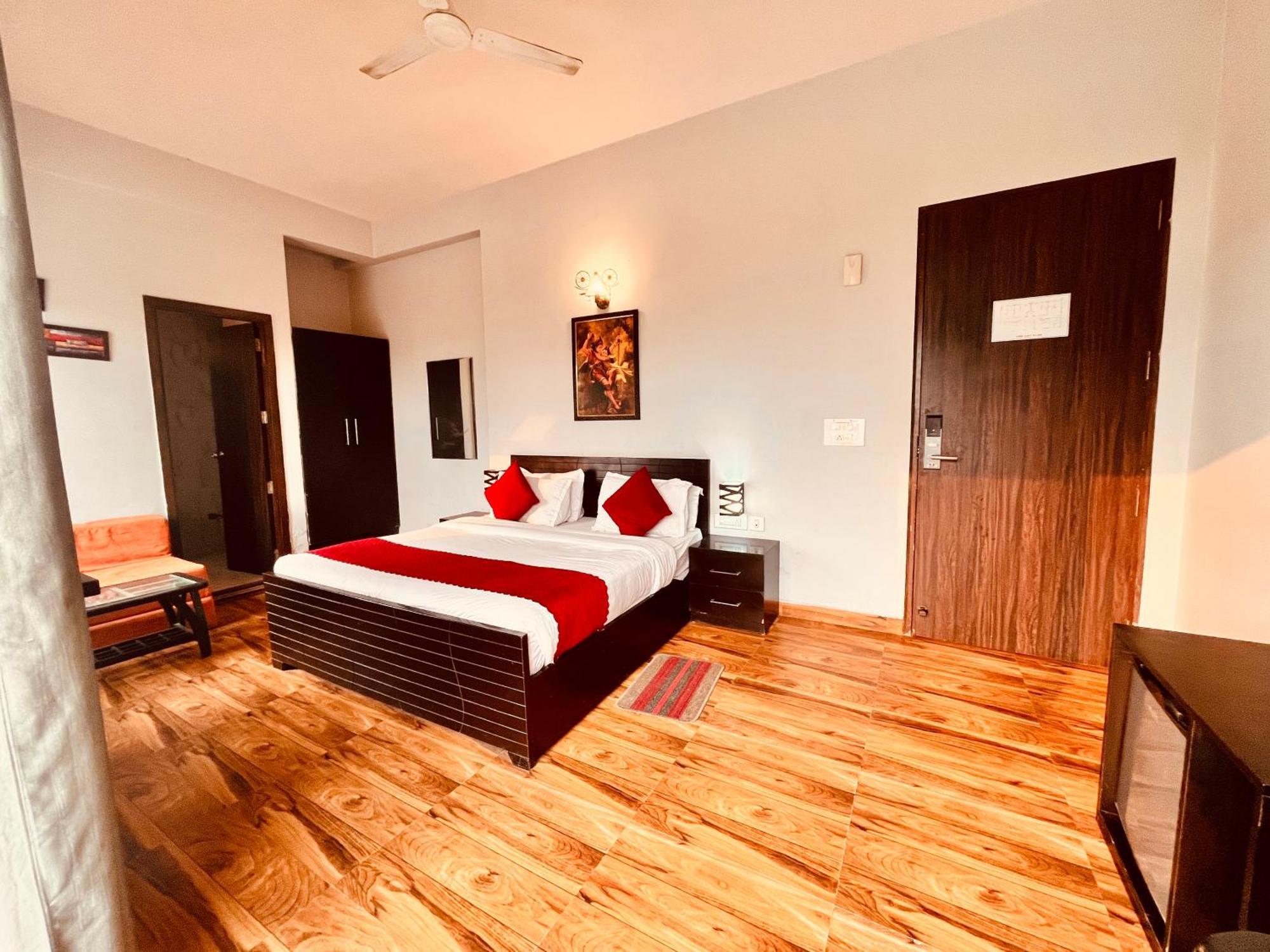 Pearl Grand Boutique Cottage In Omaxe Anandam Vrindavan - #Premium Ac Rooms With Balcony #Big Parking #Lift #Garden #Peaceful Area #Near Prem Mandir #Property Of The Year #Most Awarded Vrindāvan Exterior foto