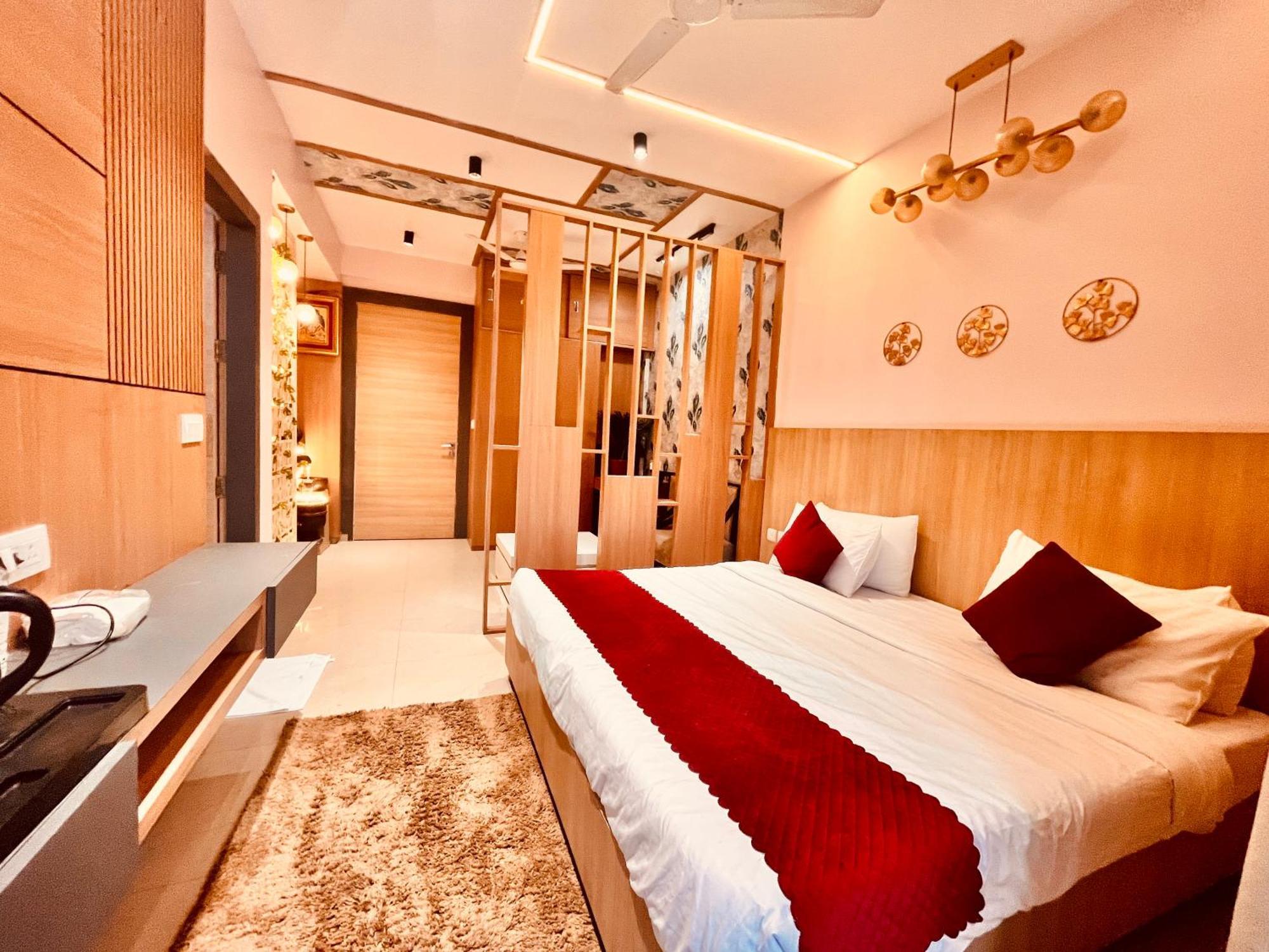 Pearl Grand Boutique Cottage In Omaxe Anandam Vrindavan - #Premium Ac Rooms With Balcony #Big Parking #Lift #Garden #Peaceful Area #Near Prem Mandir #Property Of The Year #Most Awarded Vrindāvan Exterior foto