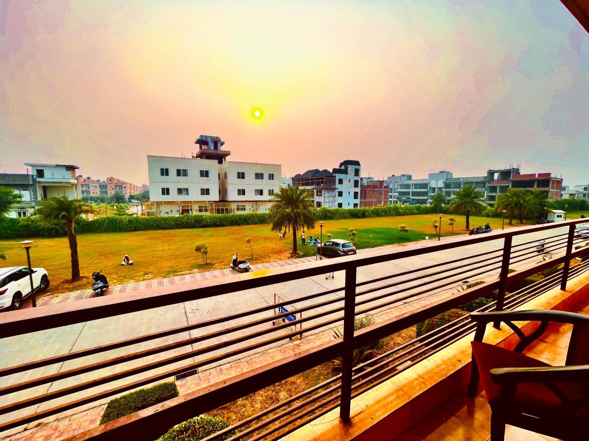 Pearl Grand Boutique Cottage In Omaxe Anandam Vrindavan - #Premium Ac Rooms With Balcony #Big Parking #Lift #Garden #Peaceful Area #Near Prem Mandir #Property Of The Year #Most Awarded Vrindāvan Exterior foto