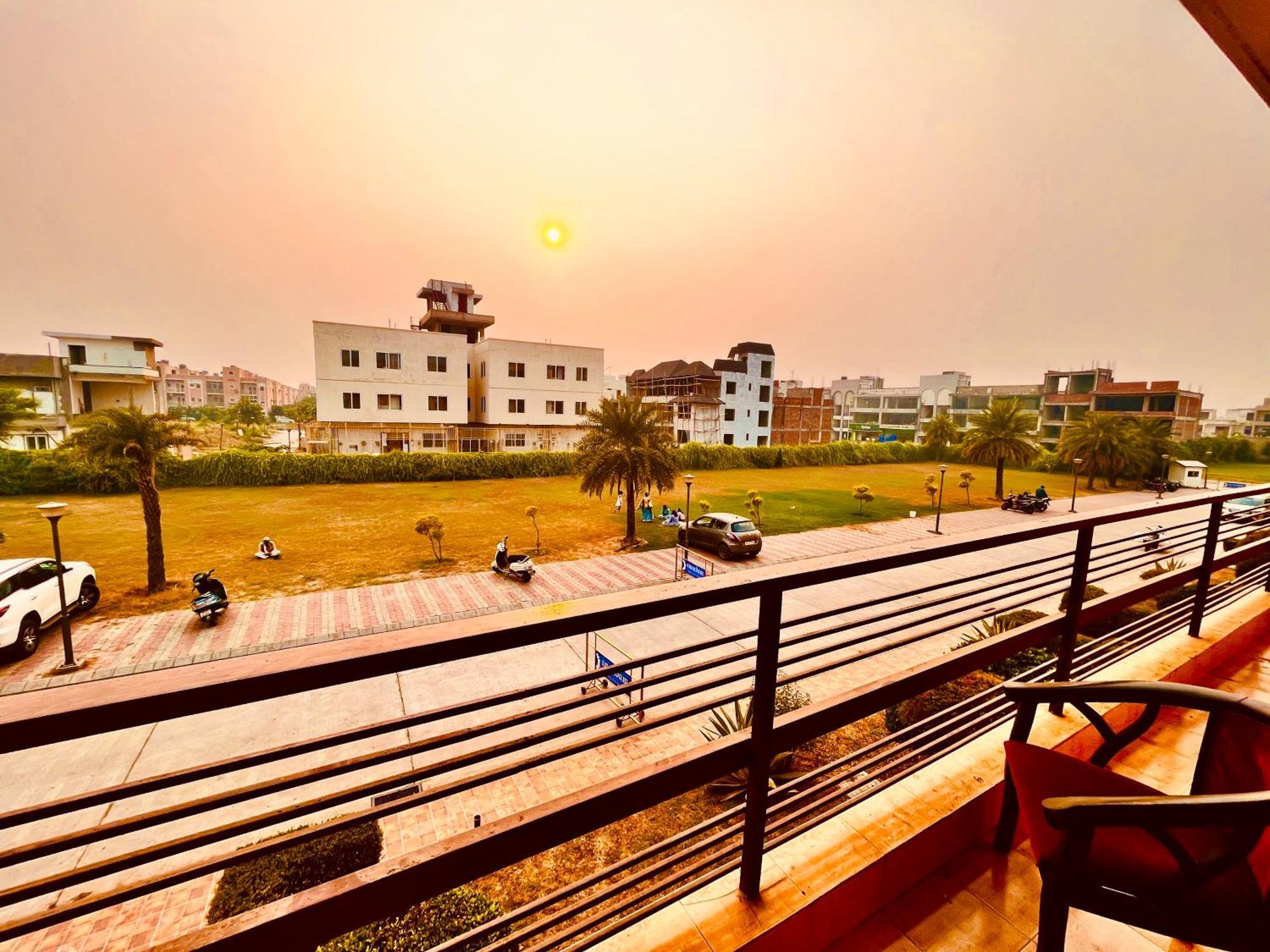 Pearl Grand Boutique Cottage In Omaxe Anandam Vrindavan - #Premium Ac Rooms With Balcony #Big Parking #Lift #Garden #Peaceful Area #Near Prem Mandir #Property Of The Year #Most Awarded Vrindāvan Exterior foto