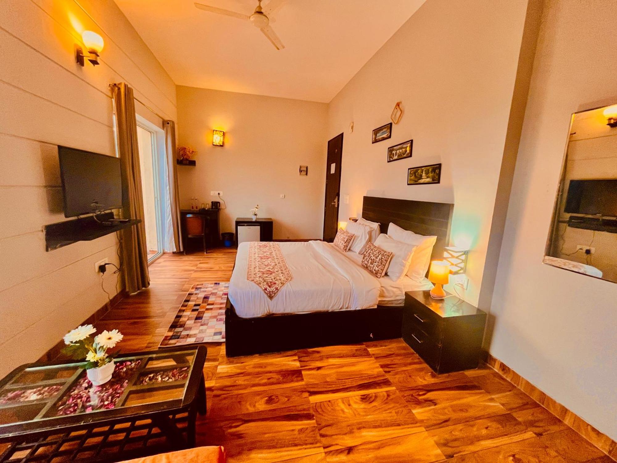 Pearl Grand Boutique Cottage In Omaxe Anandam Vrindavan - #Premium Ac Rooms With Balcony #Big Parking #Lift #Garden #Peaceful Area #Near Prem Mandir #Property Of The Year #Most Awarded Vrindāvan Exterior foto